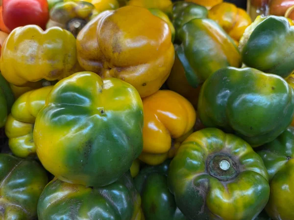 Taze Sarı ve Yeşil Çan Biberleri Yakın plan - Canlı Pazar Ürünleri Arkaplan Dokuması