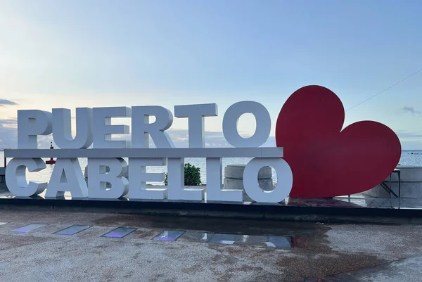 Puerto Cabello, Venezuela - 1 Ocak 2025 - Venezuela 'da deniz kenarında kırmızı kalpli Puerto Cabello' nun ikonik işareti