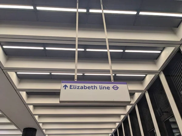 Londra, İngiltere - 18 Ekim 2025: Elizabeth çizgisi yönlü bir tabelanın alçak açılı görüntüsü Bond Street Elizabeth Line istasyonunun modern, geometrik mimari tavanının altında asılı
