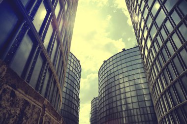 Büyük bina ve gökyüzü. 