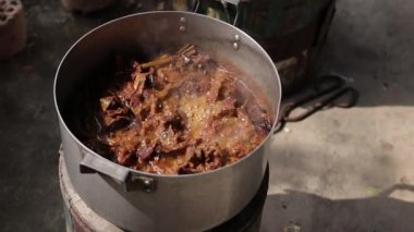 Büyük bir tencere geleneksel Vietnam sığır eti güveci. Sobanın üstünde bol et ve sosla kaynıyor.
