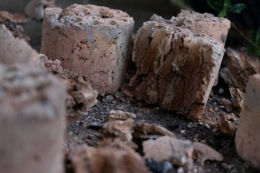 Vietnam 'daki çiğ terakotta malzemesi ve geleneksel pişirme yöntemlerini yansıtan kırık bal peteği kömürü yapılarının yakın çekimi.