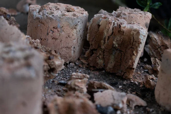 Vietnam 'daki çiğ terakotta malzemesi ve geleneksel pişirme yöntemlerini yansıtan kırık bal peteği kömürü yapılarının yakın çekimi.