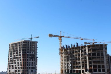 Vinç ve bina mavi gökyüzünün altında