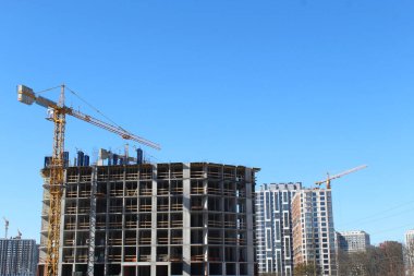 Gökyüzünde inşaat vinçleri