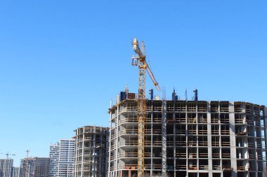 Yeni apartmanın şehrinde yeni bir bina inşa ediliyor.