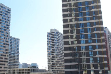 Yeni modern apartman, şehirde yeni bir apartman.