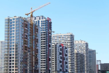 Vinçli inşaat alanı, şehirde modern bina.