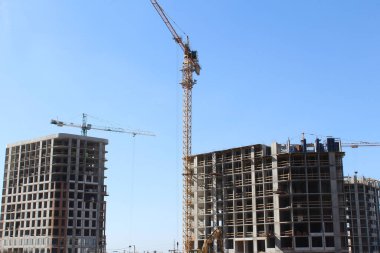 Vinçli inşaat alanı, şehirde modern bina.