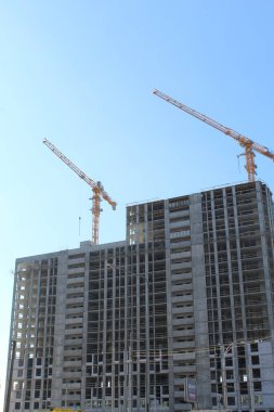 Turna ve bina mavi gökyüzüne karşı yapım aşamasında