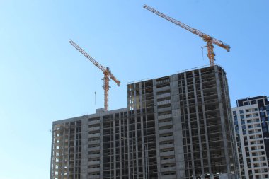 Vinçli ve binalı inşaat alanı