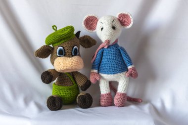 Amigurumi bebekleri boğa ve sıçan yılının el yapımı sembolleri..