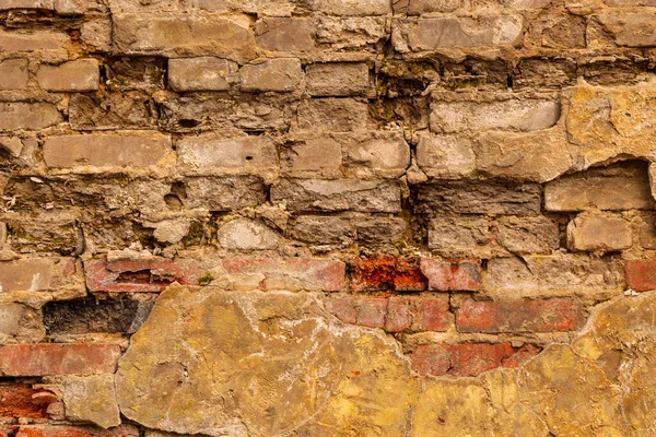 Alçılı kırmızı tuğladan yapılmış eski tuğla duvar ustası..