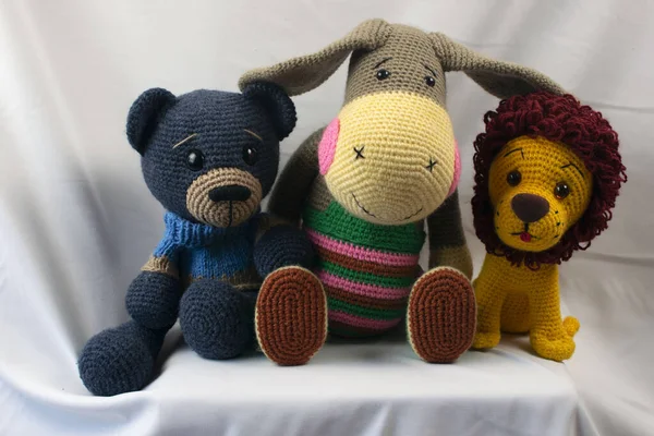 El yapımı amigurumi bebekleri. Ayı tavşan zürafa kurbağa eşeği fotoğrafçı için poz veriyor..