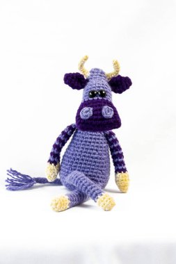 Beyaz arka planda Amigurumi bebek goby. Sembol 2021.