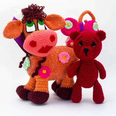 Amigurumi bebekleri Bir inek burgonya ayısı yürüyor.