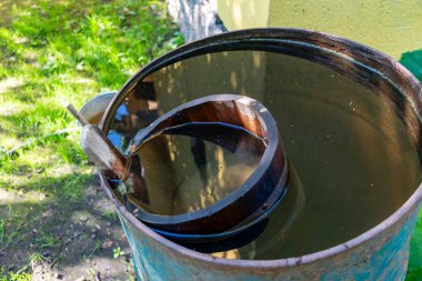 Evin yanında içi su dolu demir bir fıçı..