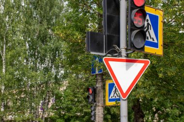 Yol işareti ve kırmızı trafik ışığı verin..