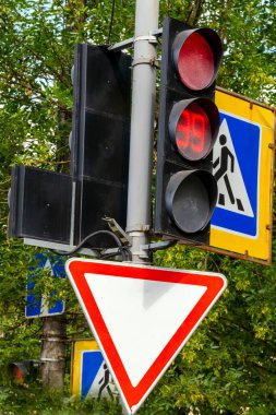 Yol işareti ve kırmızı trafik ışığı verin..