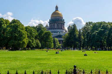 - Rusya. St. Petersburg 'da. Amiralalteyskaya seti. 10 Ağustos 2021. Açık yaz günü. St. Isaac Katedrali manzarası.