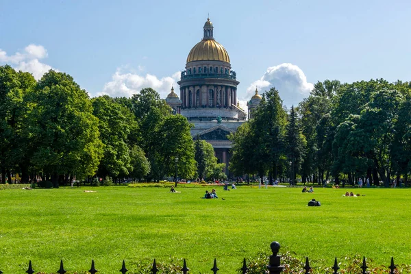 - Rusya. St. Petersburg 'da. Amiralalteyskaya seti. 10 Ağustos 2021. Açık yaz günü. St. Isaac Katedrali manzarası.