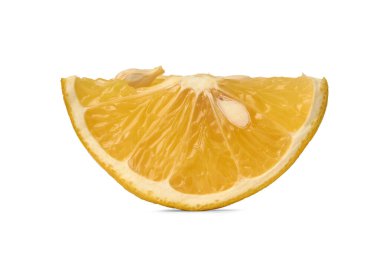 Limon dilimi, sulu hamurlu hilal şeklinde narenciye ve tohumlarla izole edilmiş beyaz arka plan, tazelik ve sağlıklı malzemeler yan görünümde.