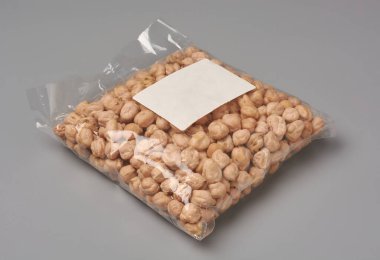 boş beyaz etiketli şeffaf plastik nohut torbası, mühürlü paket modeli nötr gri arkaplan, baklagiller paketleme şablonu