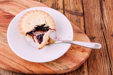 Beyaz bir tabağa Pies kıyma