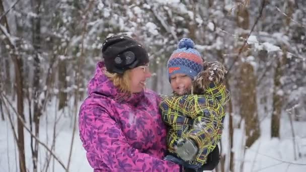 Feliz madre e hijo jugando con la nieve. familia — Vídeos de Stock