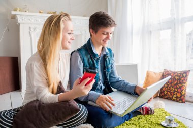 Genç çift dizüstü bilgisayara bakıyor.