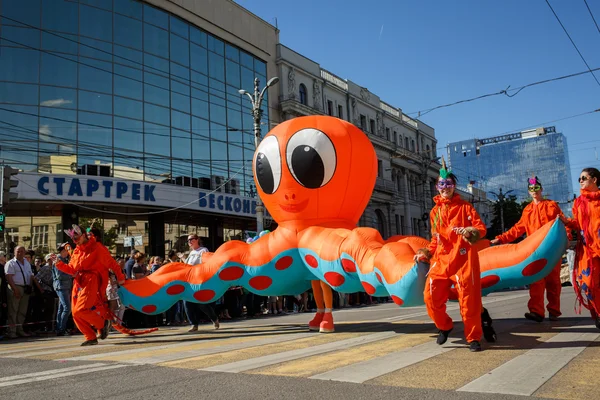 Přehlídka pouličních divadel na Platónovo umění Festival — Stock fotografie