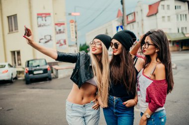 üç güzel kız selfie yapma