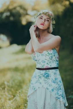 güzel sarışın kız parkta