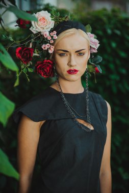 koyu elbiseli genç sarışın kız