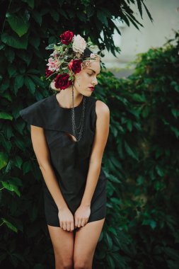 koyu elbiseli genç sarışın kız