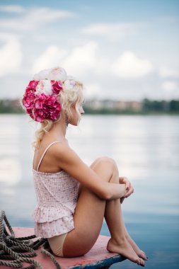 Yatta oturan genç sarışın kadın