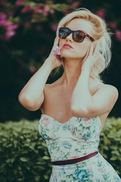 Schöne blonde Mädchen im Park — Stockfoto