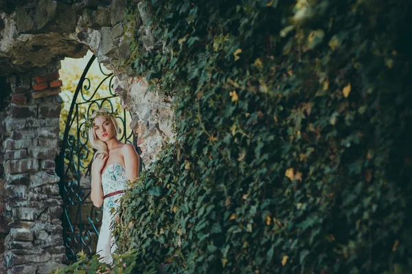 Ragazza in piedi vicino al muro verde — Foto Stock