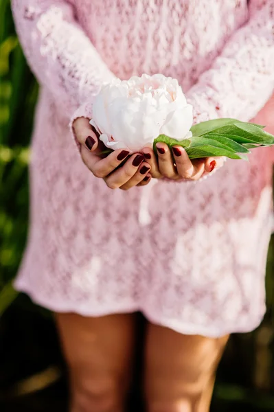 Vrouw handen met lotusbloem — Stockfoto