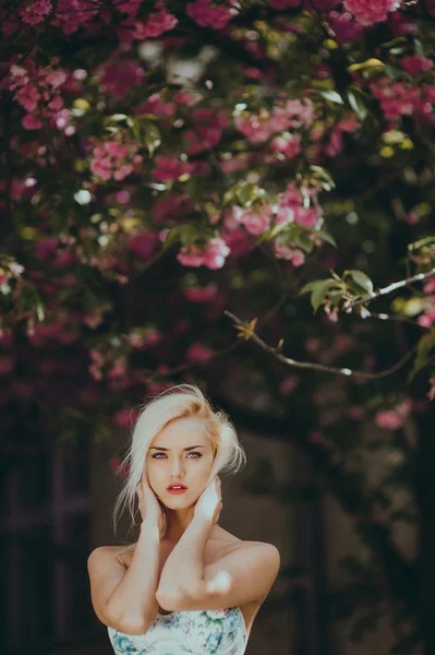 Schöne blonde Mädchen im Garten — Stockfoto