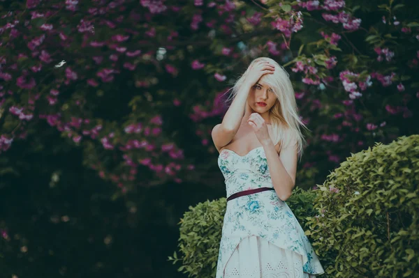 Bella ragazza bionda in giardino — Foto Stock