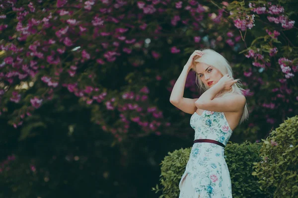 Schöne blonde Mädchen im Garten — Stockfoto