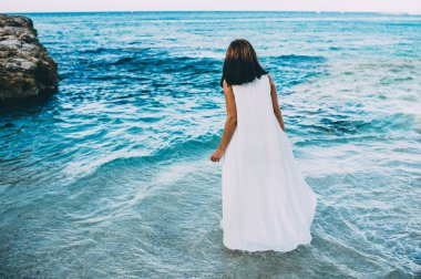 Beyaz elbiseli genç seksi esmer