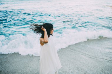 Beyaz elbiseli genç seksi esmer