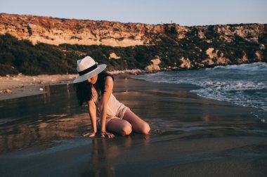 kadın güzel deniz kıyısı aittir