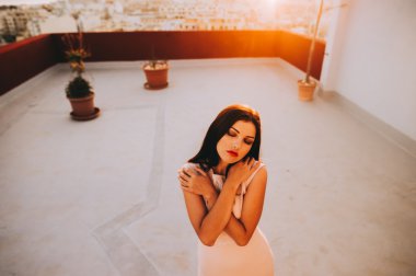 Beyaz Abiye esmer kadın