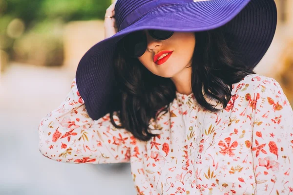 Menina da moda em um chapéu grande — Fotografia de Stock