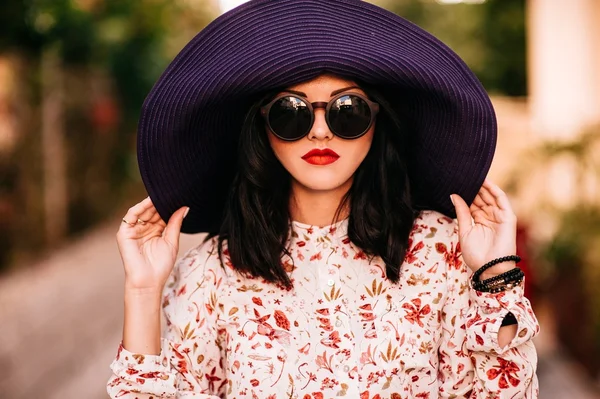 Chica de moda en un gran sombrero —  Fotos de Stock