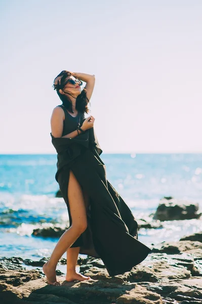 Hermosa chica en negro vestido largo — Foto de Stock