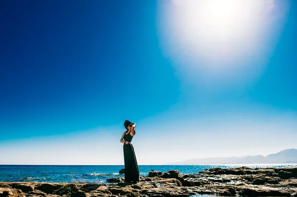 Bella ragazza in abito lungo nero — Foto Stock